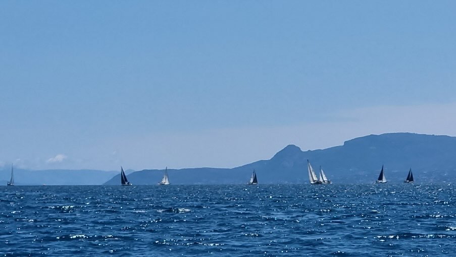 Ακυβέρνητο ιστιοφόρο στους Ωρεούς της Εύβοιας