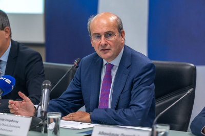 Πρόστιμα 1.000 ευρώ για τα ειδικά αυτοκόλλητα για τα POS στα ταξί